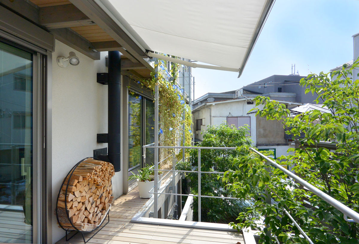 雑司が谷ZEH/, ＳＵＲ都市建築事務所 ＳＵＲ都市建築事務所 Modern style balcony, porch & terrace