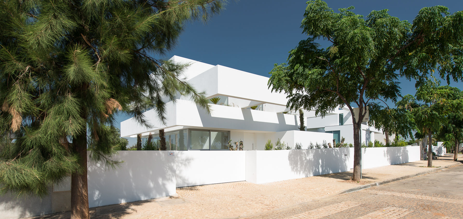 Casa de arquitectura volumétrica no Algarve tem 5 terraços e um jardim, Corpo Atelier Corpo Atelier Maisons modernes