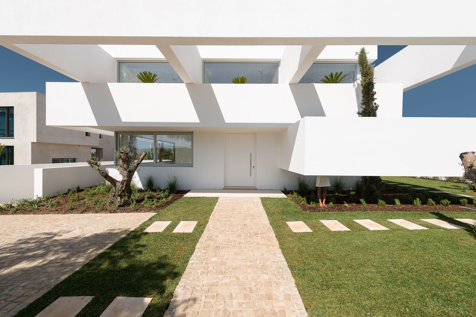 Casa de arquitectura volumétrica no Algarve tem 5 terraços e um jardim, Corpo Atelier Corpo Atelier Casas de estilo moderno