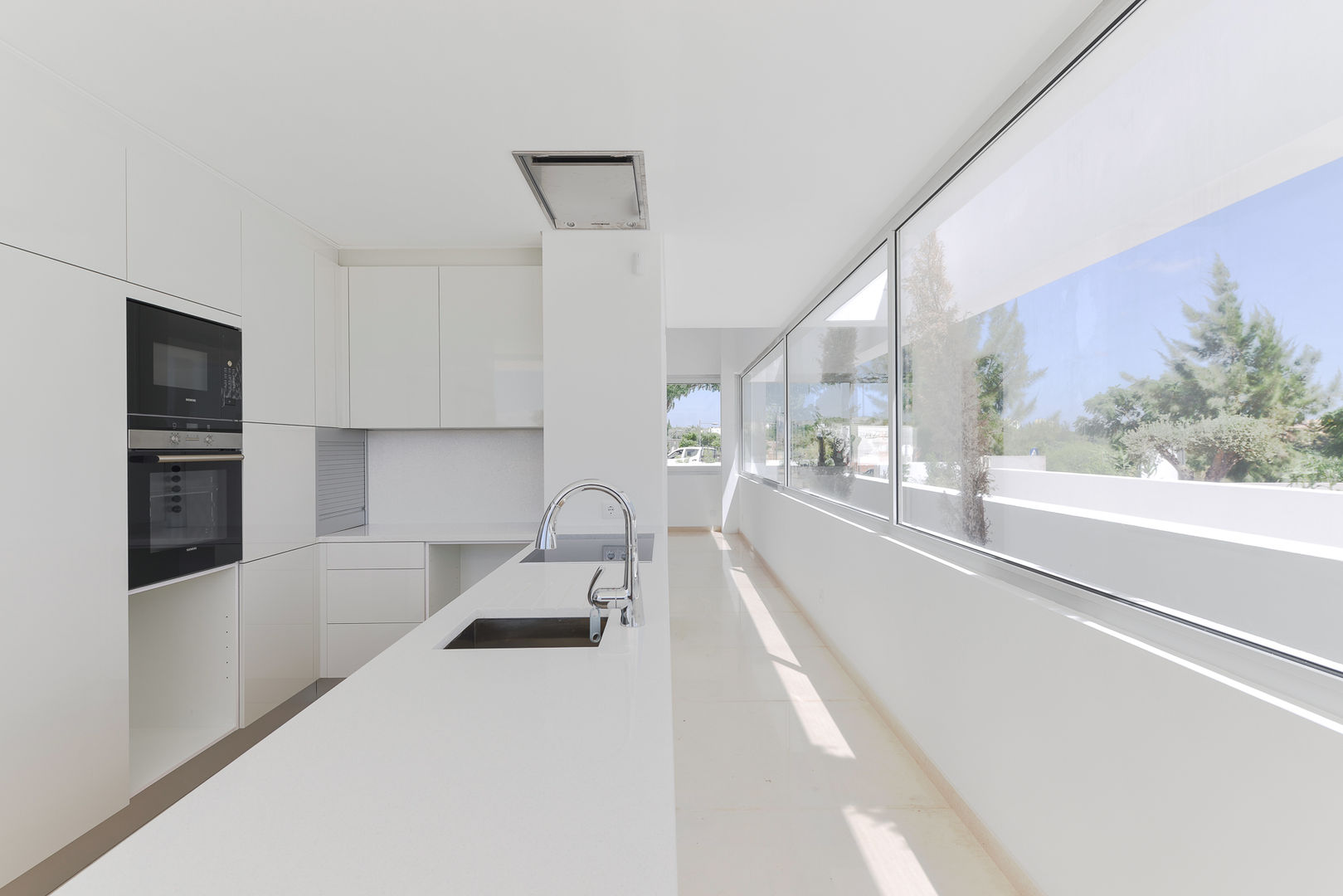 Casa de arquitectura volumétrica no Algarve tem 5 terraços e um jardim, Corpo Atelier Corpo Atelier Dapur Modern