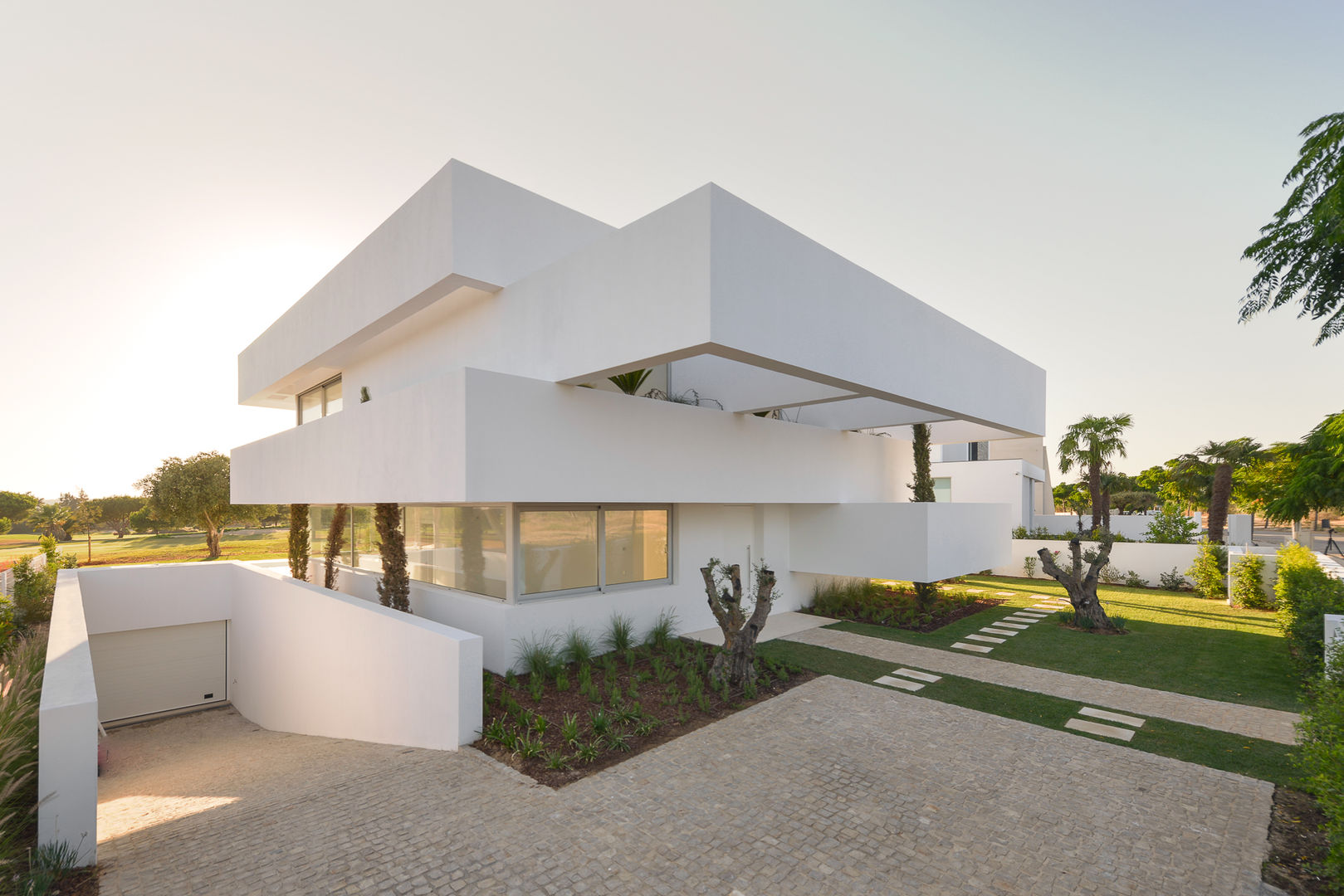 Casa de arquitectura volumétrica no Algarve tem 5 terraços e um jardim, Corpo Atelier Corpo Atelier Nowoczesne domy
