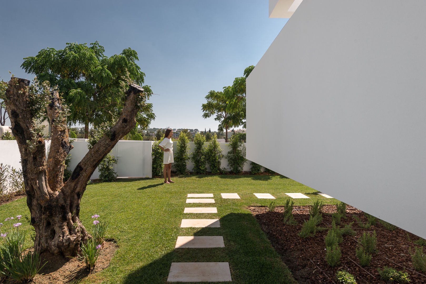 Casa de arquitectura volumétrica no Algarve tem 5 terraços e um jardim, Corpo Atelier Corpo Atelier Vườn phong cách hiện đại