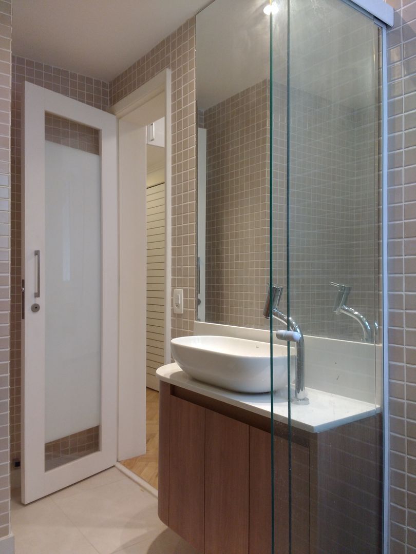 homify Modern bathroom