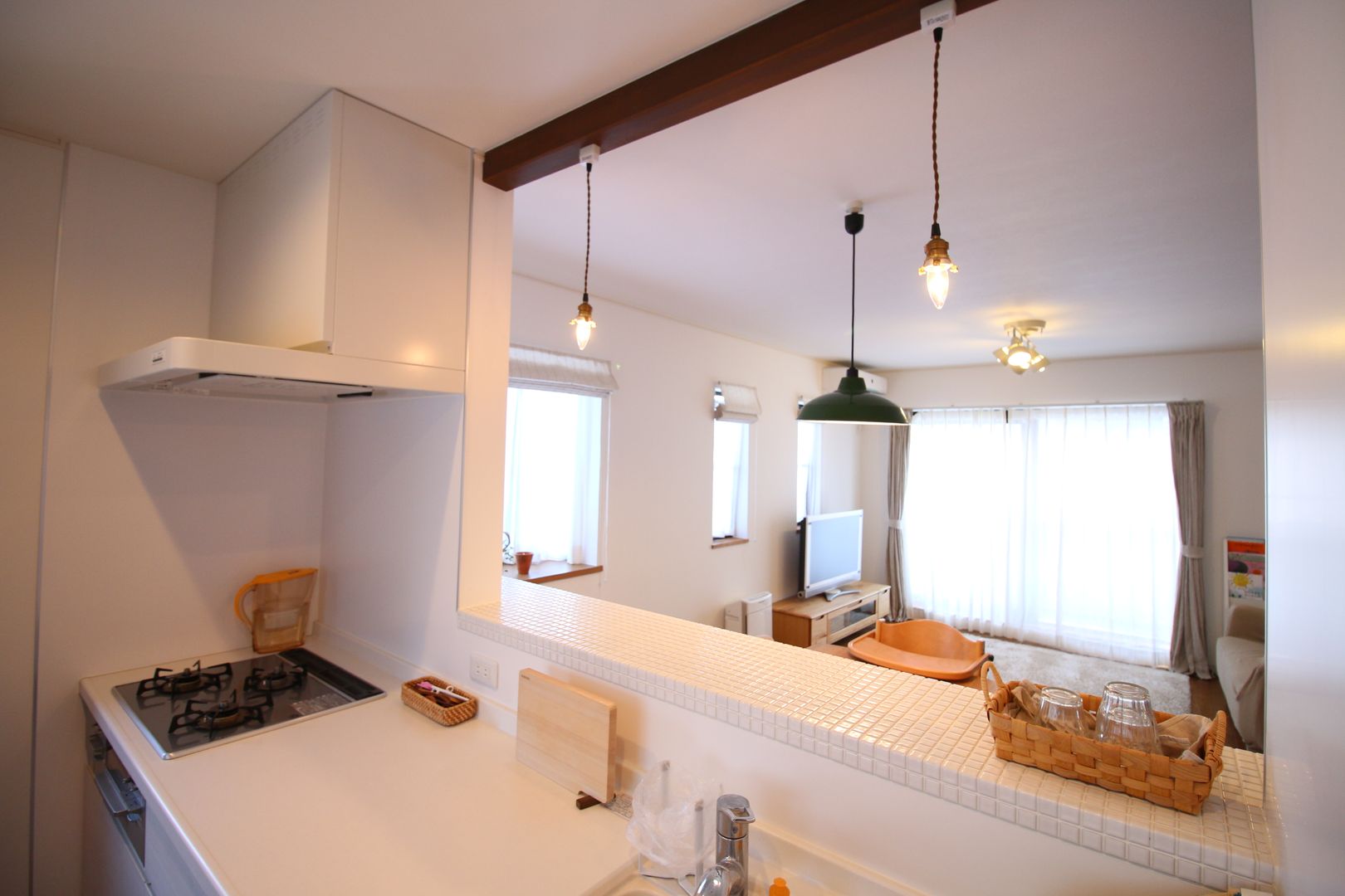 アーチを取り入れた可愛らしさのある “ポップ×シンプル” フルリノベーション, いえラボ いえラボ Scandinavian style kitchen