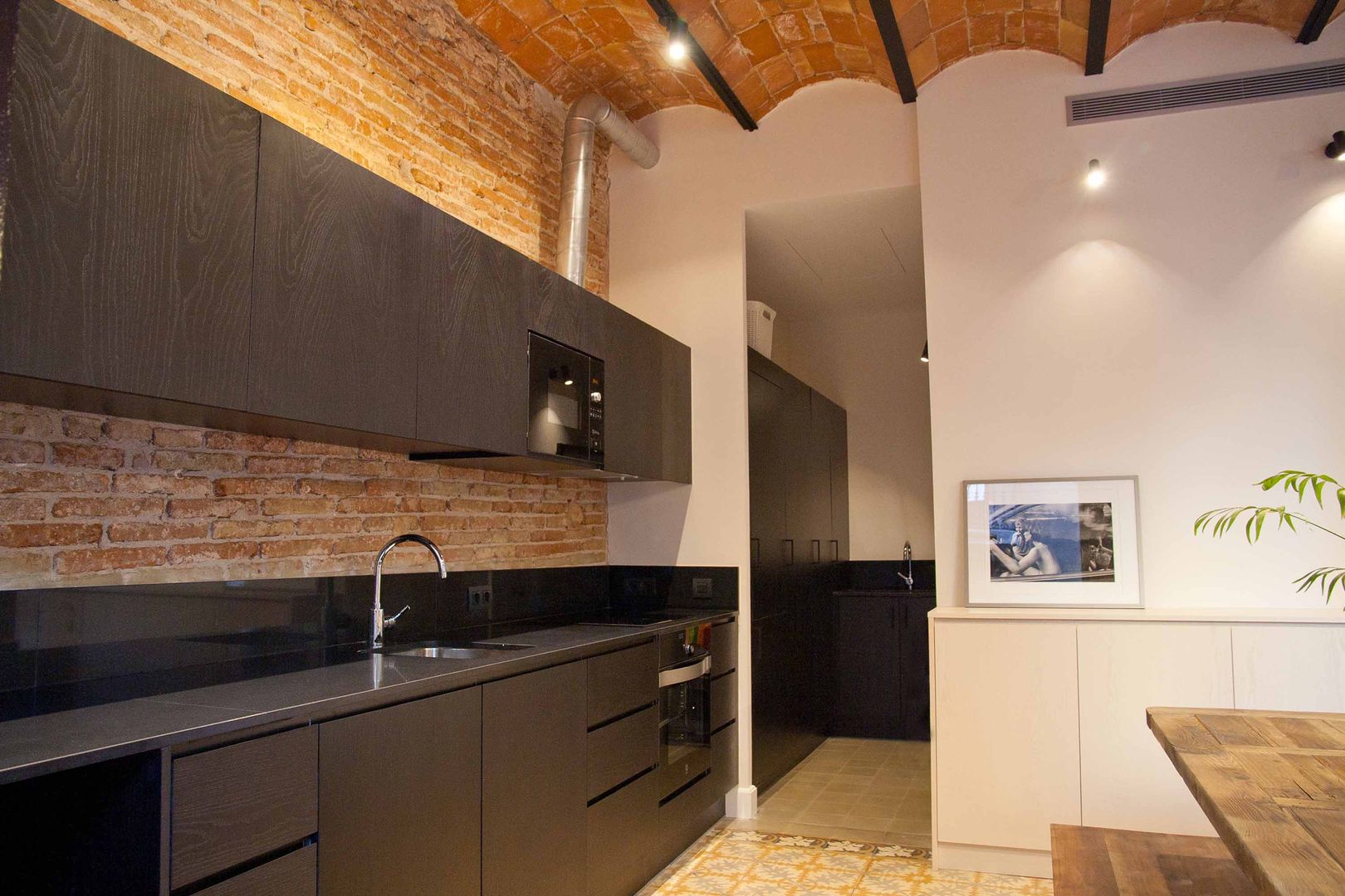 Kitchen. Cocina. Black kitchen. Open concept. Brick Serveis d'Interiorisme S.L. Cocinas de estilo moderno