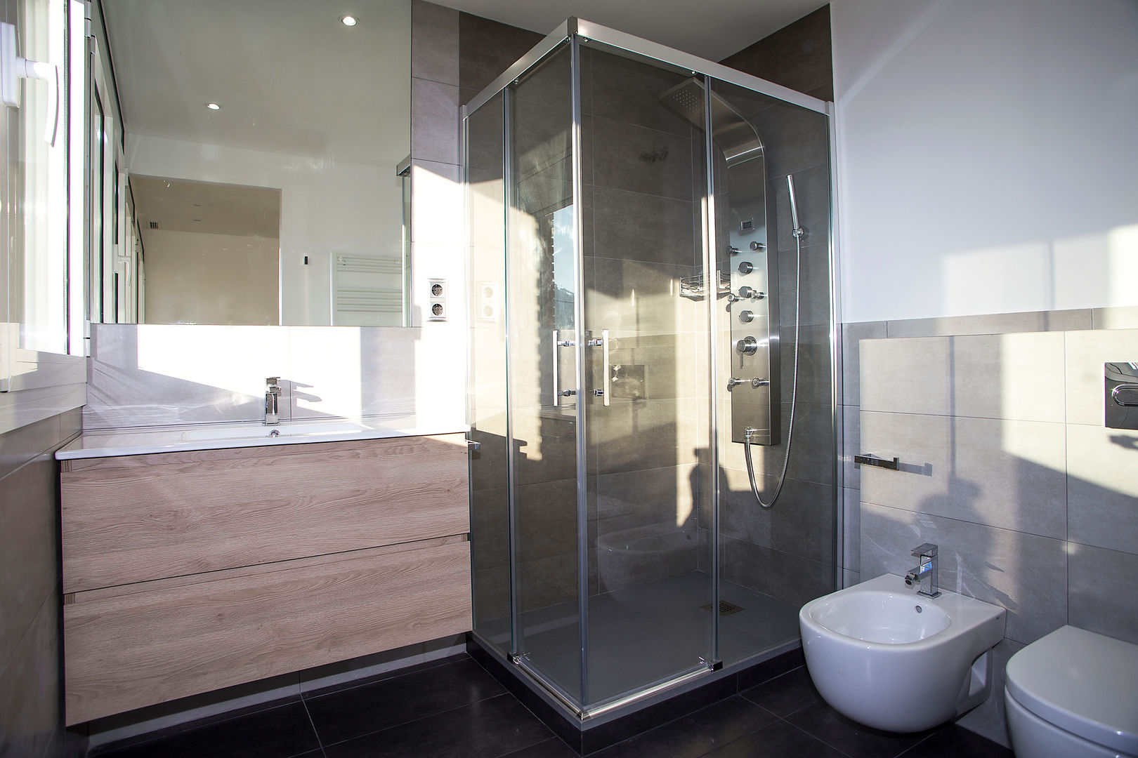 Reforma integral en Sant Just Desvern, Grupo Inventia Grupo Inventia Modern bathroom Tiles