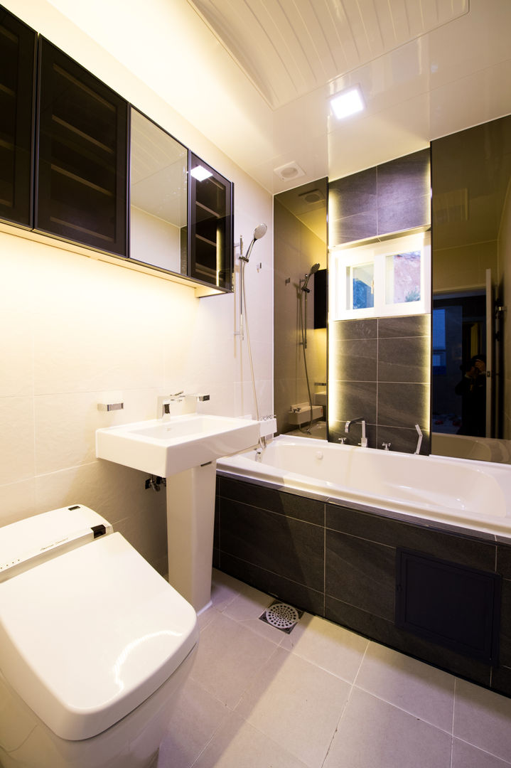 homify Modern Bathroom