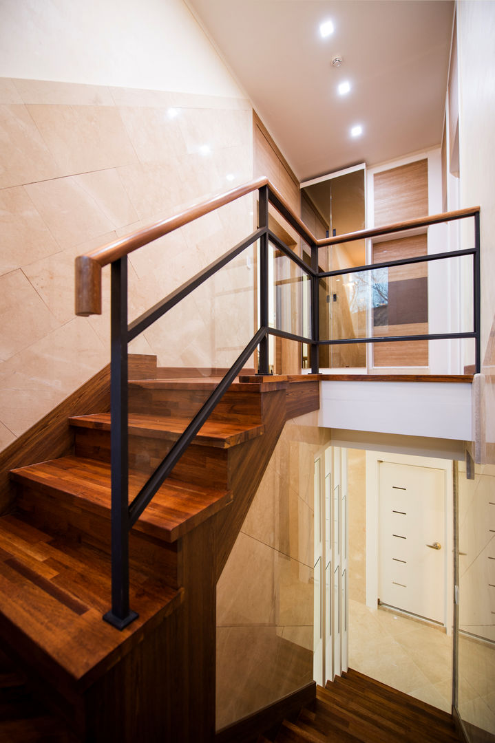 homify Modern Corridor, Hallway and Staircase