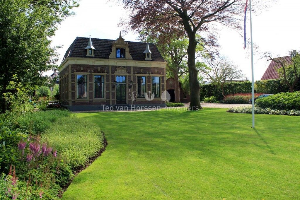 Statige, landelijke tuin bij monumentale villa, Teo van Horssen Hoveniers Teo van Horssen Hoveniers حديقة