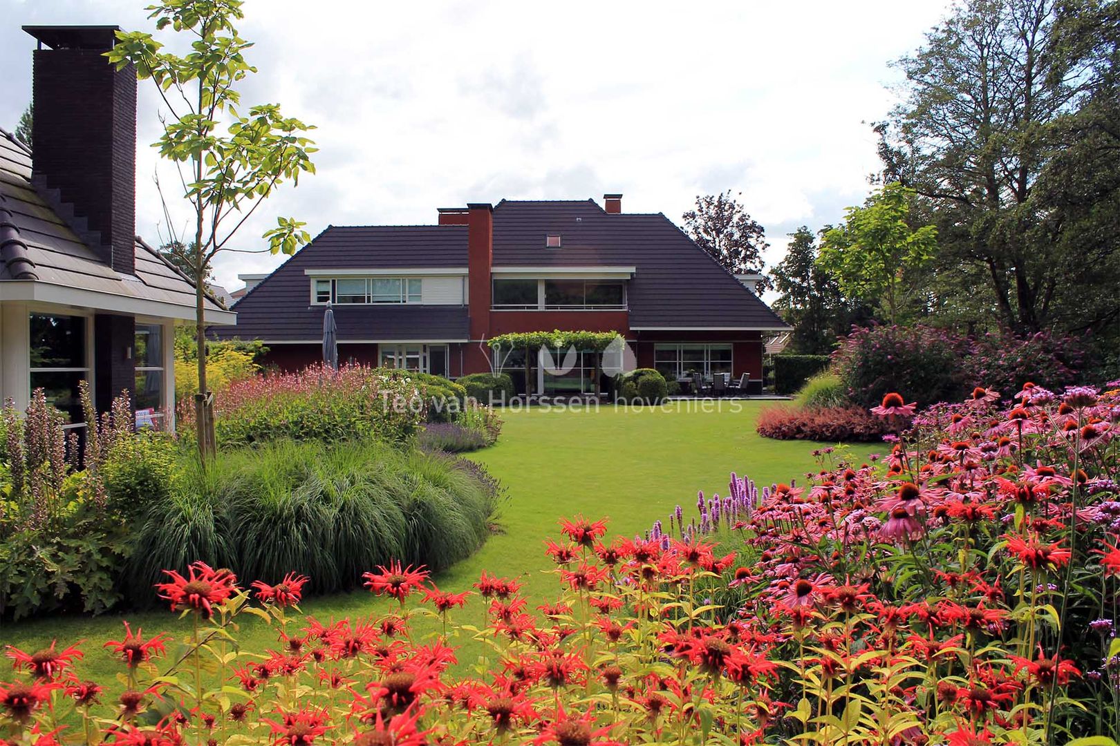 Fleurige villatuin, Teo van Horssen Hoveniers Teo van Horssen Hoveniers Classic style garden