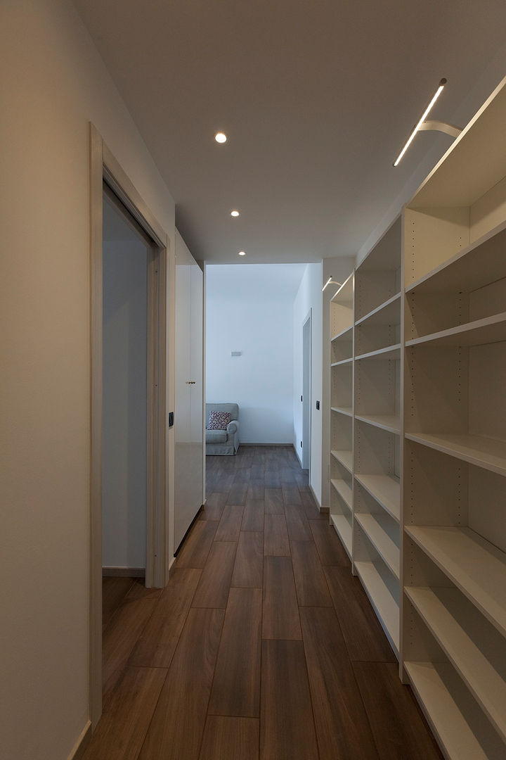 Casa privata a Milano, Laura Galli Architetto Laura Galli Architetto ห้องโถงทางเดินและบันไดสมัยใหม่