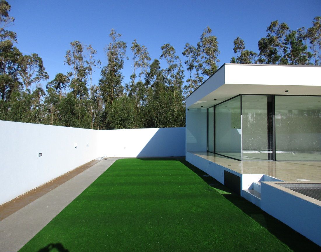 Moradia Moderna em Gaia, Utopia - Arquitectura e Enhenharia Lda Utopia - Arquitectura e Enhenharia Lda Jardines de estilo moderno