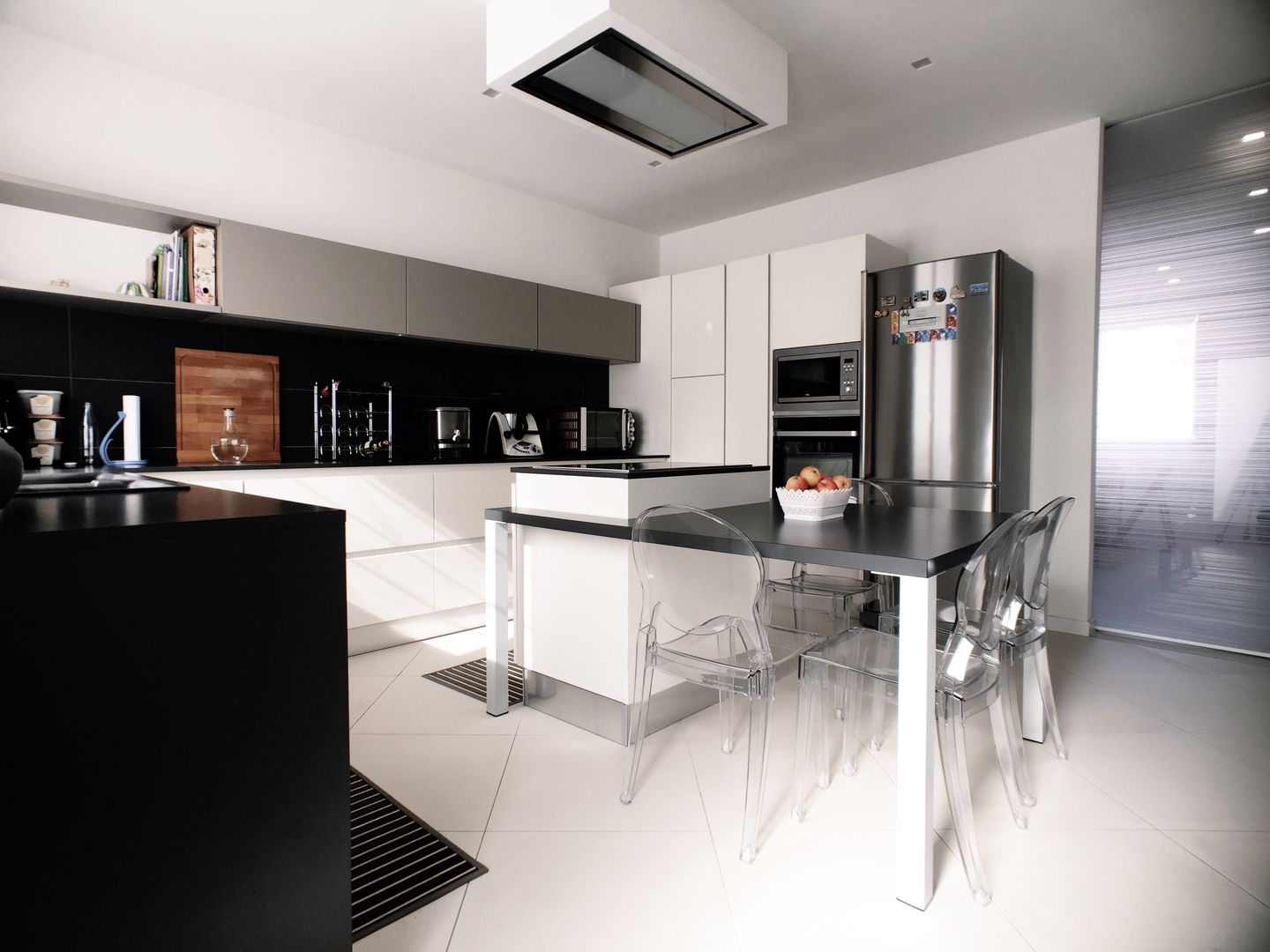 #VLD - progettazione di una cucina su misura, M16 architetti M16 architetti Cucina moderna cucina su misura,arredo,cucina,cappa,cappa nascosta,cappa nuvola,ceramiche marazzi,fornello ad induzione,induzione,'