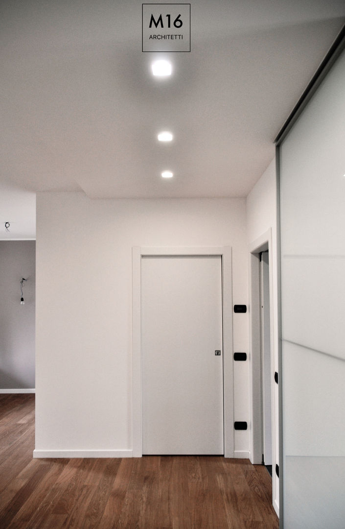 #CFC - ristrutturazione completa appartamento , M16 architetti M16 architetti Modern corridor, hallway & stairs