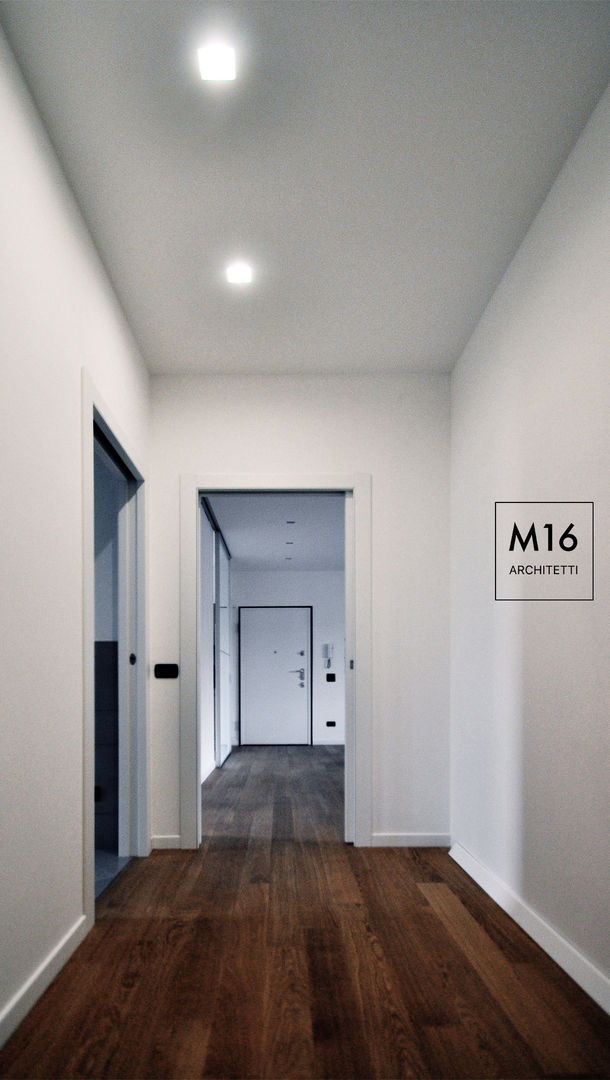 #CFC - ristrutturazione completa appartamento , M16 architetti M16 architetti Modern Corridor, Hallway and Staircase