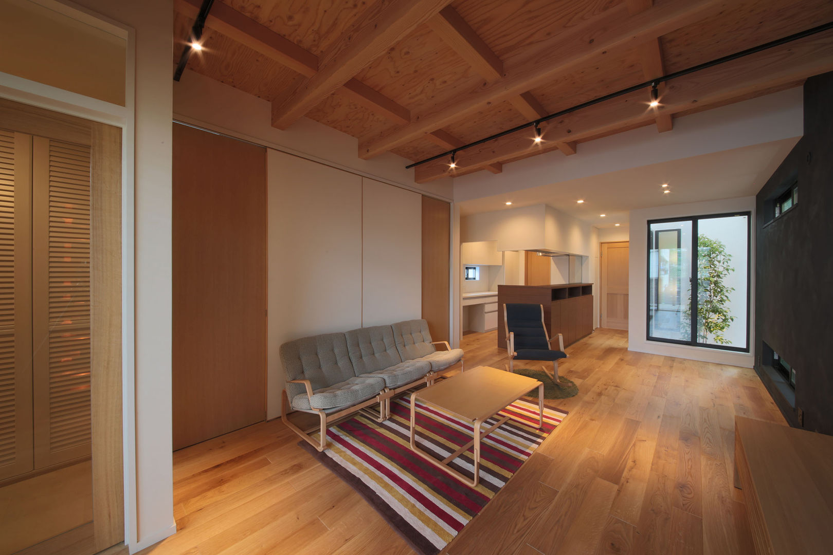 ウッドテラスの家・WOOD TERRACE HOUSE, 大坪和朗建築設計事務所 Kazuro Otsubo Architects 大坪和朗建築設計事務所 Kazuro Otsubo Architects Modern living room Wood Wood effect