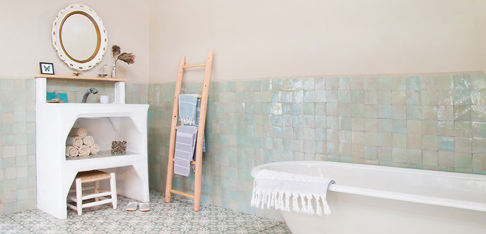 homify Country style bathroom Bricks