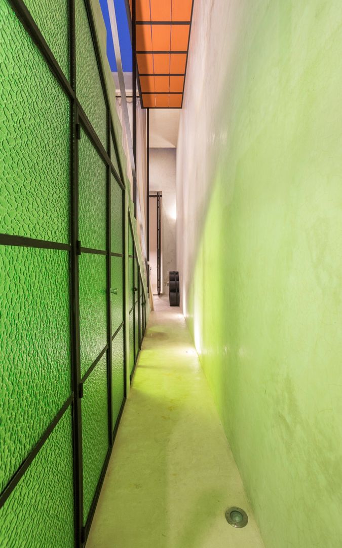 Casa del Limonero, Taller Estilo Arquitectura Taller Estilo Arquitectura Modern corridor, hallway & stairs Glass