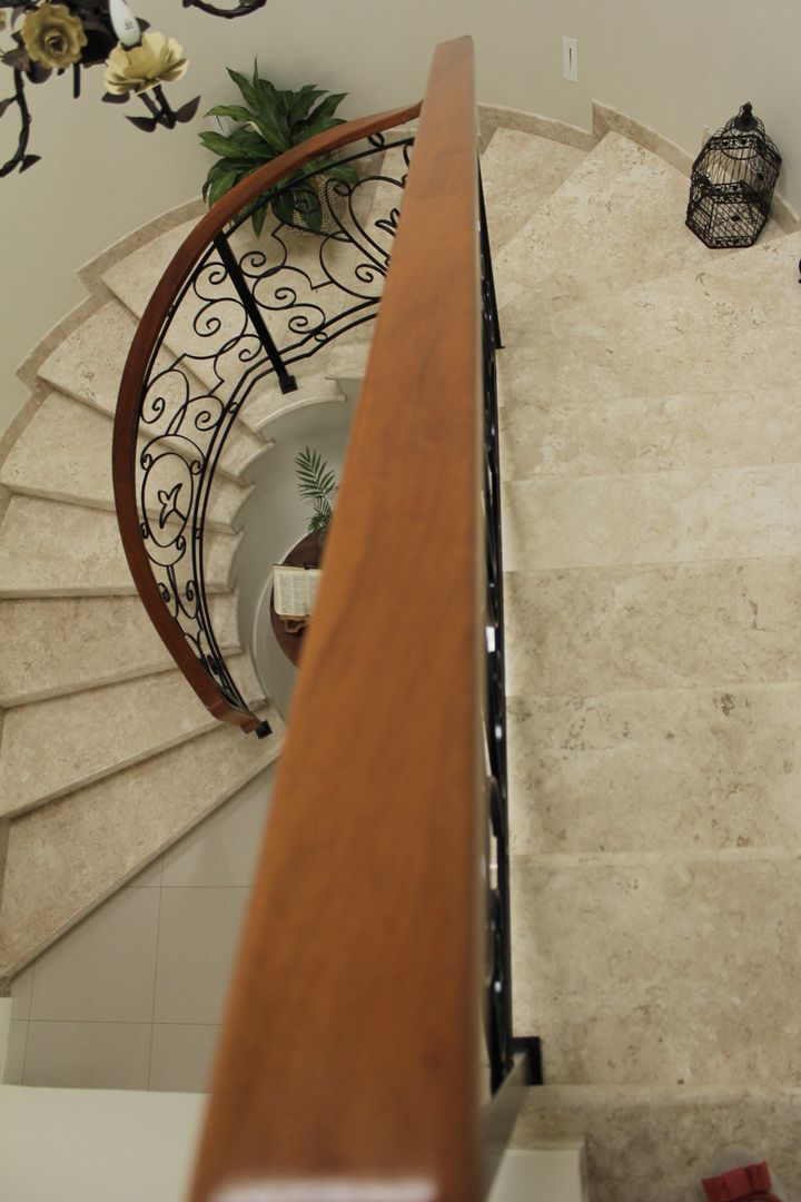 Casa VR, Lozí - Projeto e Obra Lozí - Projeto e Obra Classic style corridor, hallway and stairs