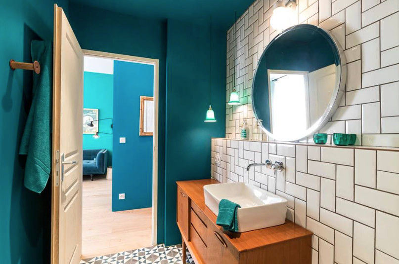 Blue Velvet, Insides Insides Salle de bain scandinave bahut,buffét,vintage,scandinave,lavabo,salledebain,miroir rond,métro,carreax ciment
