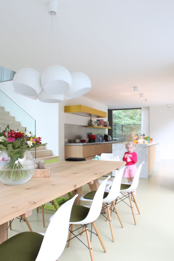 Interieur en tuin voor nieuwbouwwoning, studio k interieur en landschapsarchitecten studio k interieur en landschapsarchitecten 現代廚房設計點子、靈感&圖片