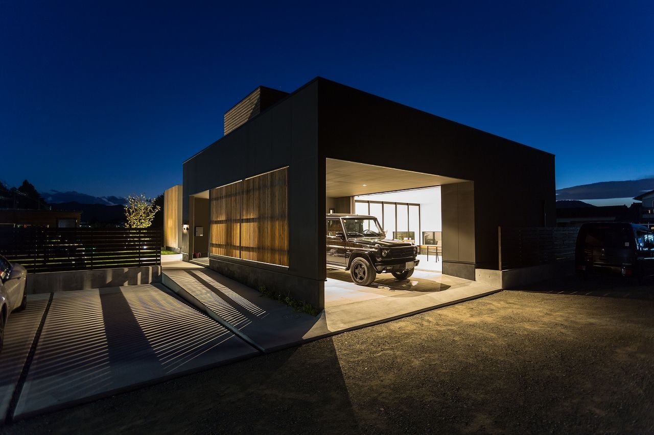 ディスプレイガレージのある家, TKD-ARCHITECT TKD-ARCHITECT モダンデザインの ガレージ・物置 木 黒色