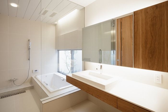 WHITE COURT HOUSE, MITSUTOSHI OKAMOTO ARCHITECT OFFICE 岡本光利一級建築士事務所 MITSUTOSHI OKAMOTO ARCHITECT OFFICE 岡本光利一級建築士事務所 Minimal style Bathroom