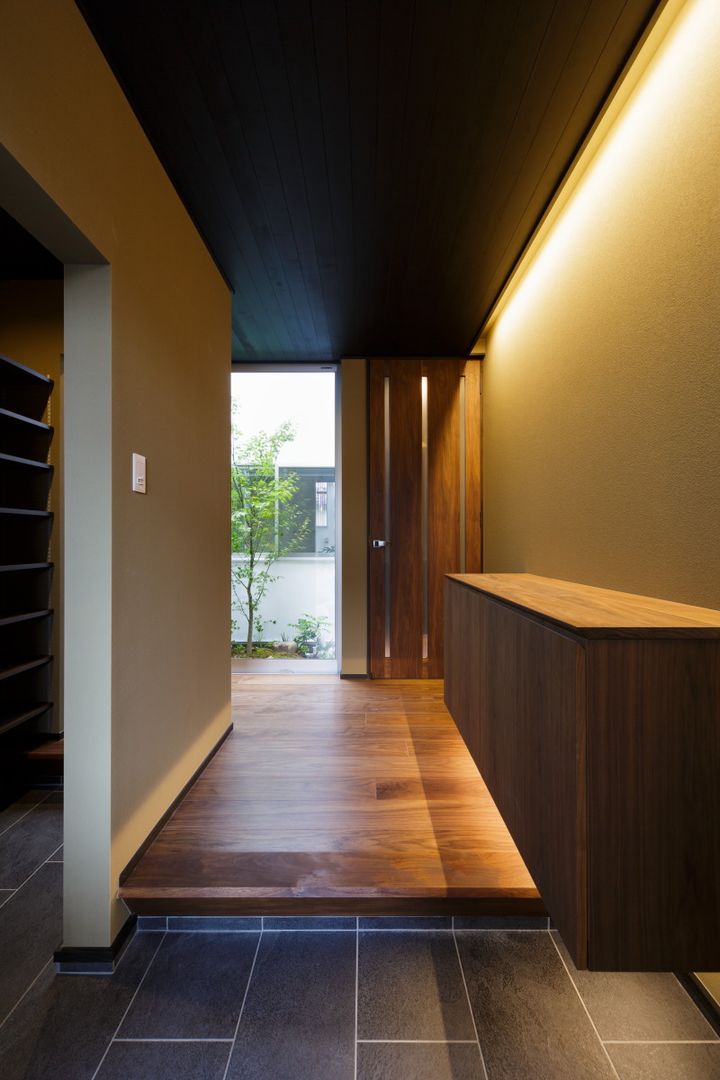 VERTICAL HOUSE （縦格子の家）, MITSUTOSHI OKAMOTO ARCHITECT OFFICE 岡本光利一級建築士事務所 MITSUTOSHI OKAMOTO ARCHITECT OFFICE 岡本光利一級建築士事務所 隨意取材風玄關、階梯與走廊 木頭 Wood effect
