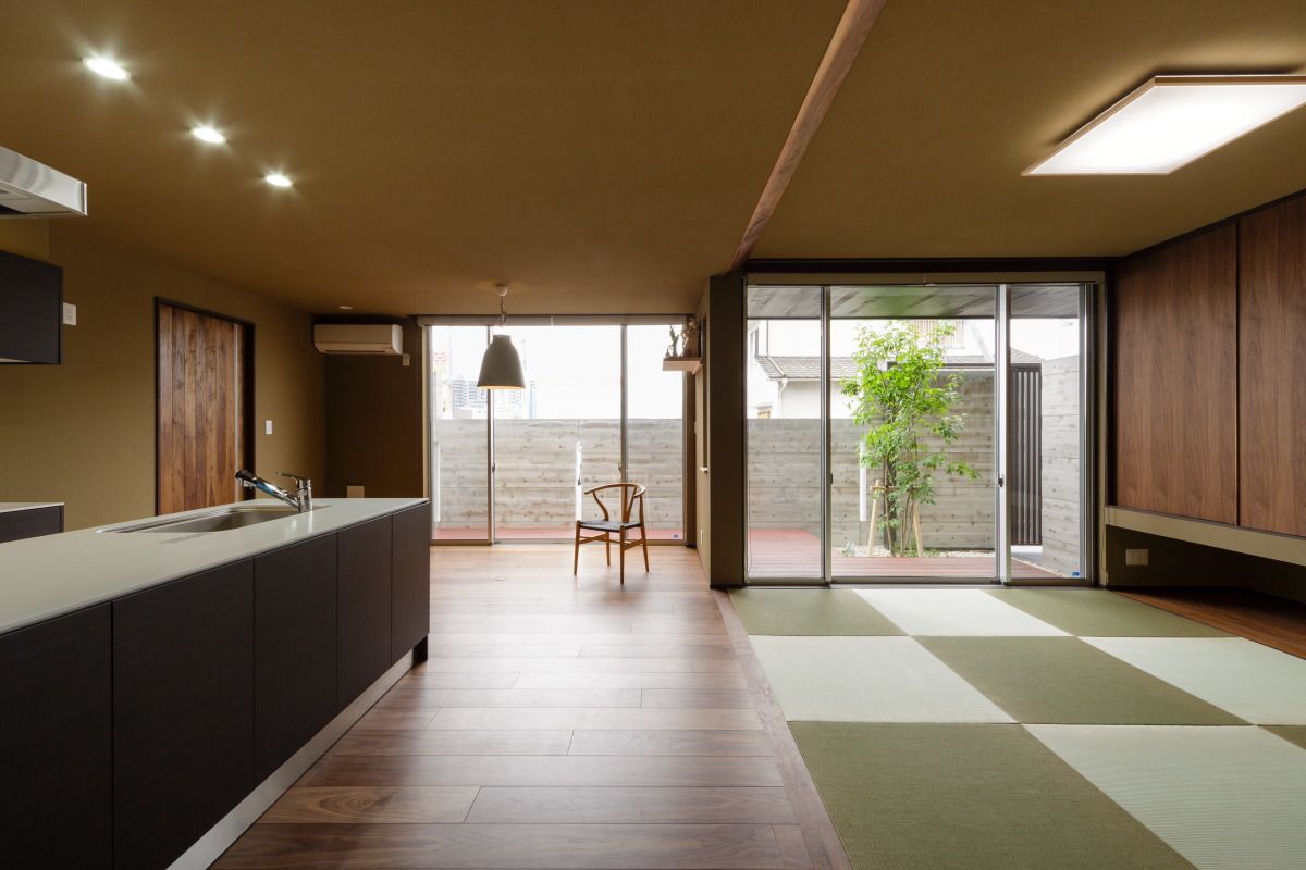VERTICAL HOUSE （縦格子の家）, MITSUTOSHI OKAMOTO ARCHITECT OFFICE 岡本光利一級建築士事務所 MITSUTOSHI OKAMOTO ARCHITECT OFFICE 岡本光利一級建築士事務所 Eclectic style living room Wood Wood effect