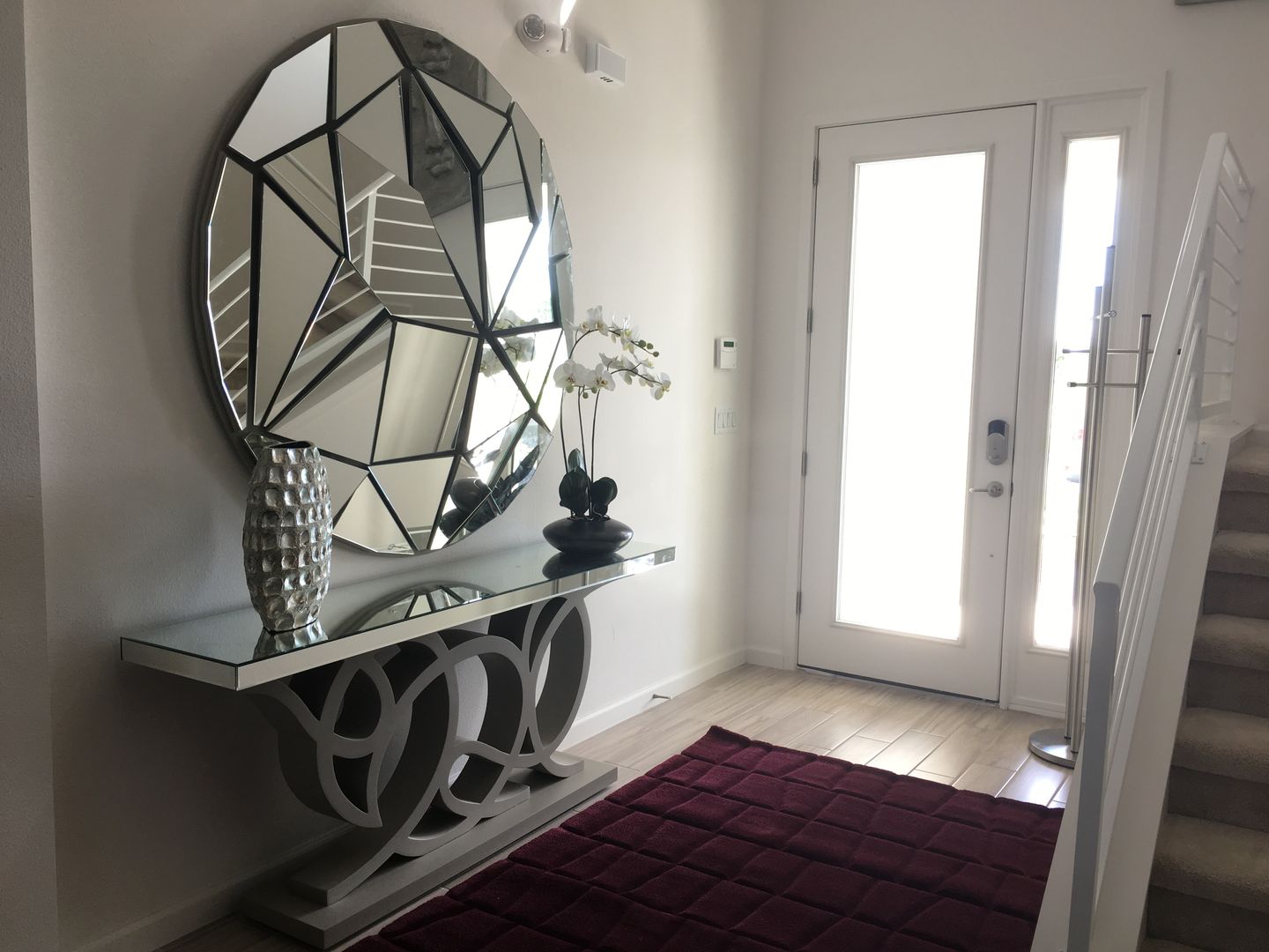 Hall - Residencia Calistoga, Laura Picoli Laura Picoli Modern Corridor, Hallway and Staircase Silver/Gold Accessories & decoration