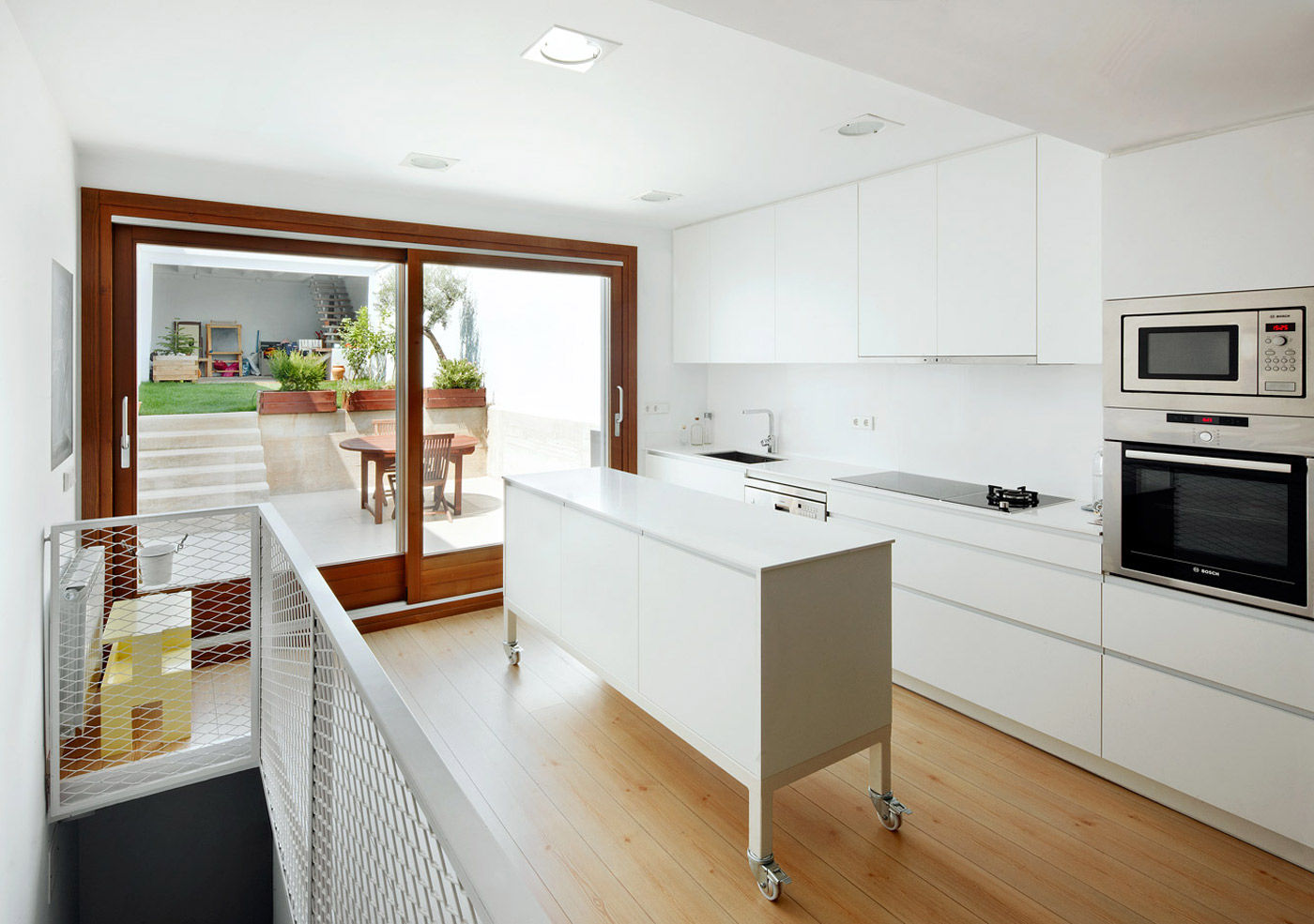 Una Reforma dejada a medias se convirtió en un Hogar Moderno, Vallribera Arquitectes Vallribera Arquitectes Minimalist kitchen