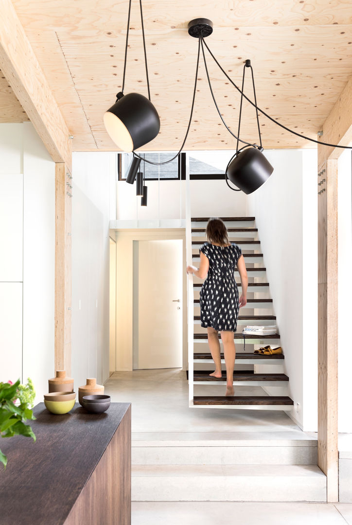 Interieur en tuin doorzonwoning, studio k interieur en landschapsarchitecten studio k interieur en landschapsarchitecten Modern corridor, hallway & stairs