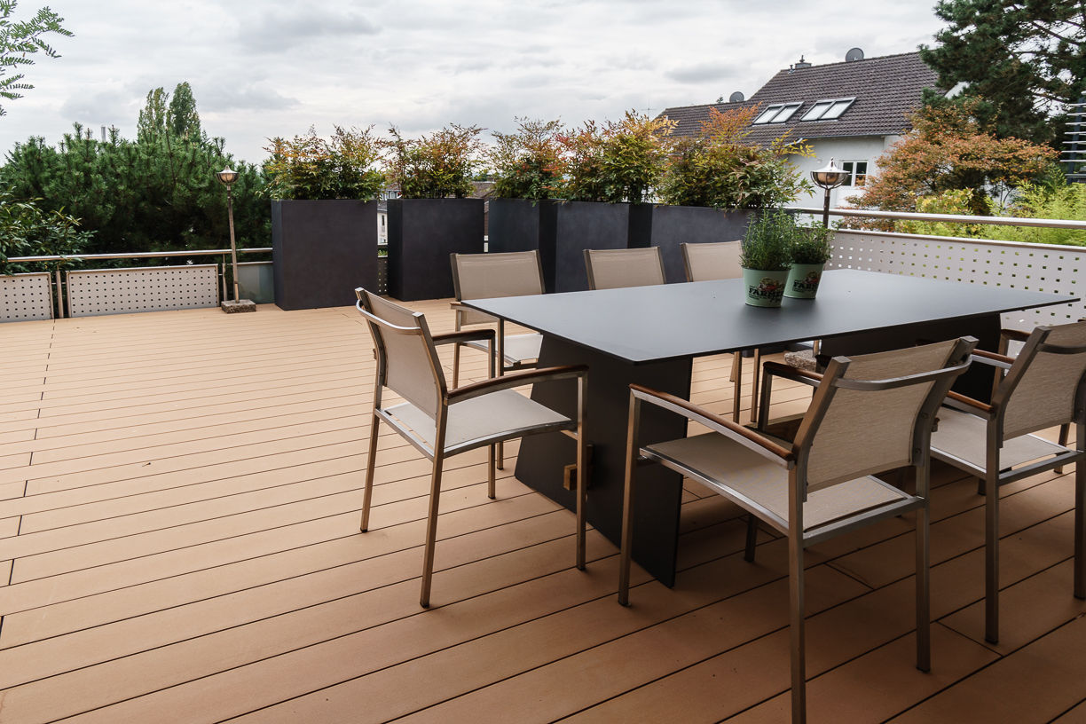 Kundenprojekt - Reihen- Eckhaus, Will GmbH Will GmbH Balcones y terrazas modernos: Ideas, imágenes y decoración Madera Acabado en madera
