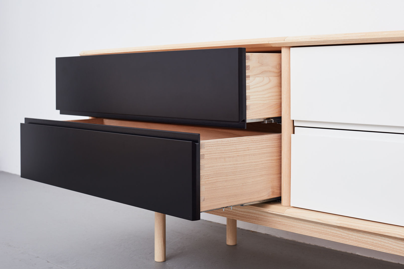 Modular, individuell, stylish: Sideboard aus Massivholz , Neuvonfrisch - Möbel und Accessoires Neuvonfrisch - Möbel und Accessoires Phòng khách Gỗ Wood effect Cupboards & sideboards