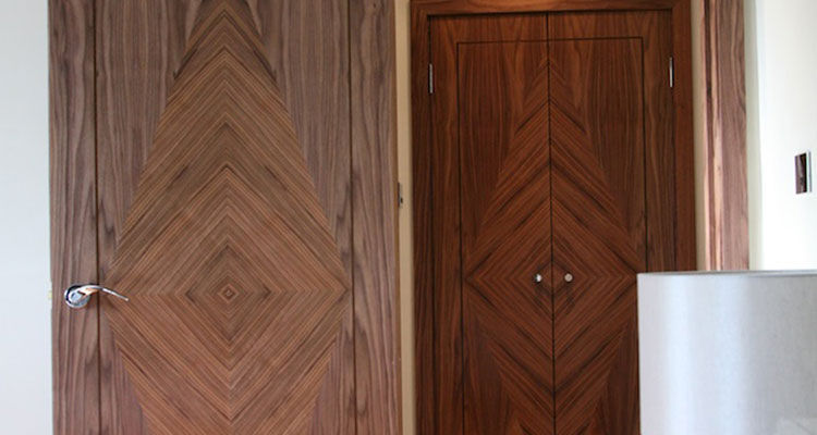 American black walnut inlayed doors Evolution Panels & Door Ltd Puertas y ventanas modernas Madera Acabado en madera inlayed doors