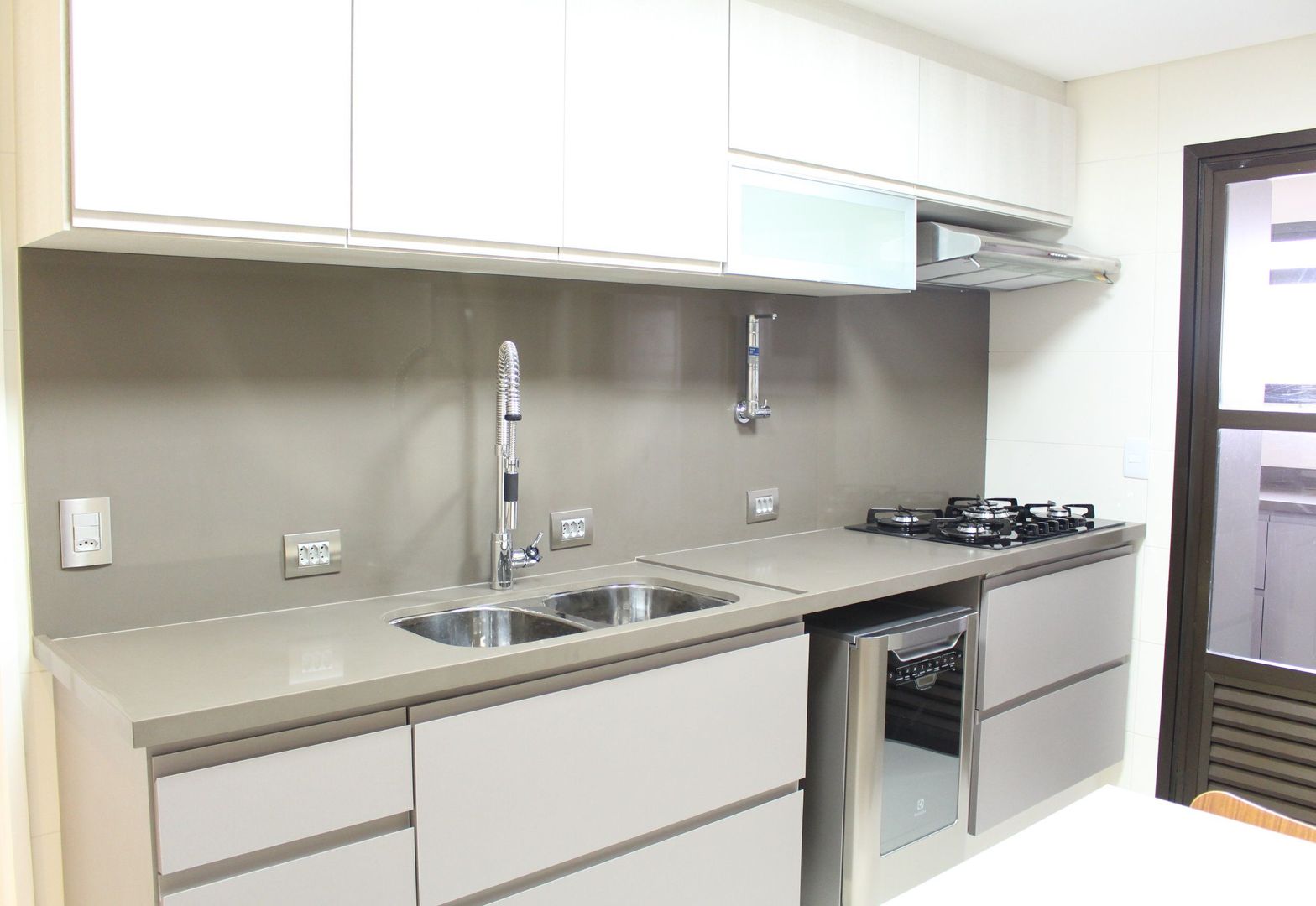 Cobertura Moema, Concept Engenharia + Design Concept Engenharia + Design Modern style kitchen Quartz