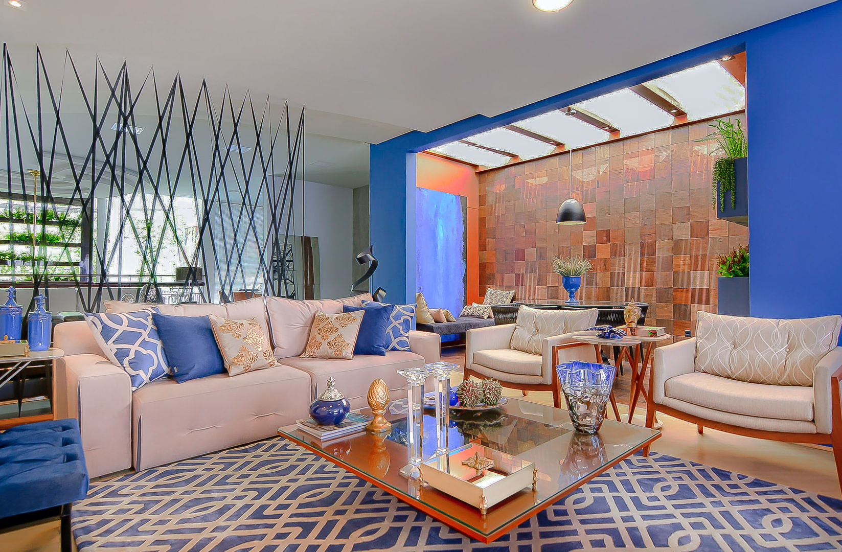 Living Azul e Bege, Sofá Retrátil, Mesa de Centro Sgabello Interiores Salas de estar modernas Madeira Efeito de madeira Sala Estar