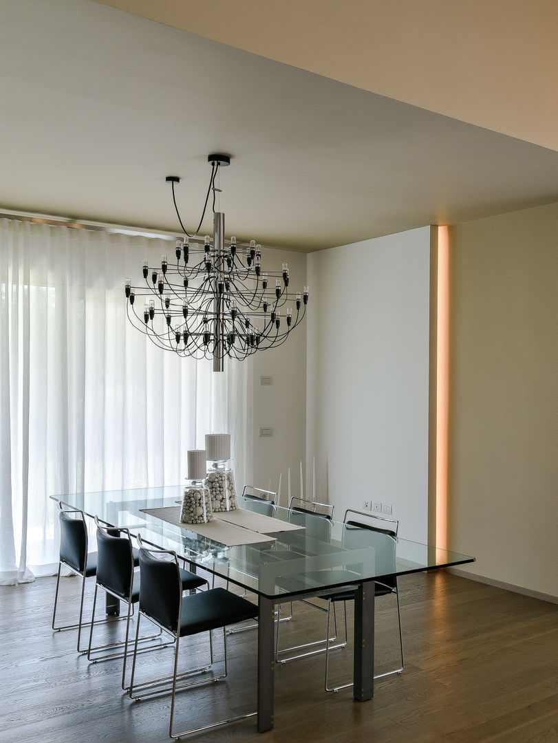 Ristrutturazione villa anni 70, Claude Petarlin Claude Petarlin Modern dining room