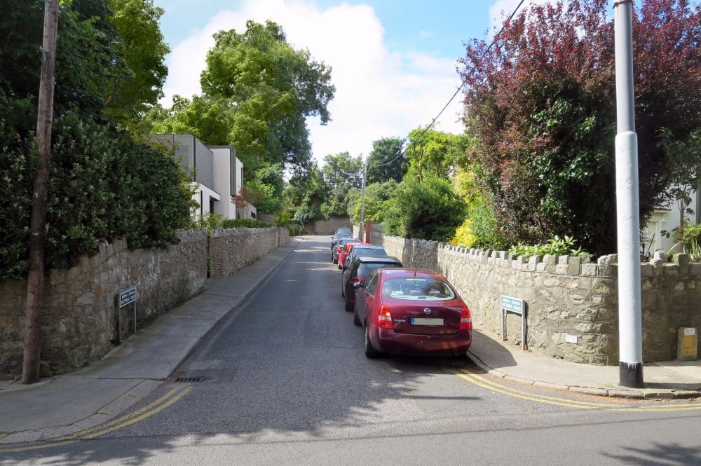 This 3 floor residence fully adopts the qualities of a steeply sloping site with views over Dublin Bay, Des Ewing Residential Architects Des Ewing Residential Architects Case moderne