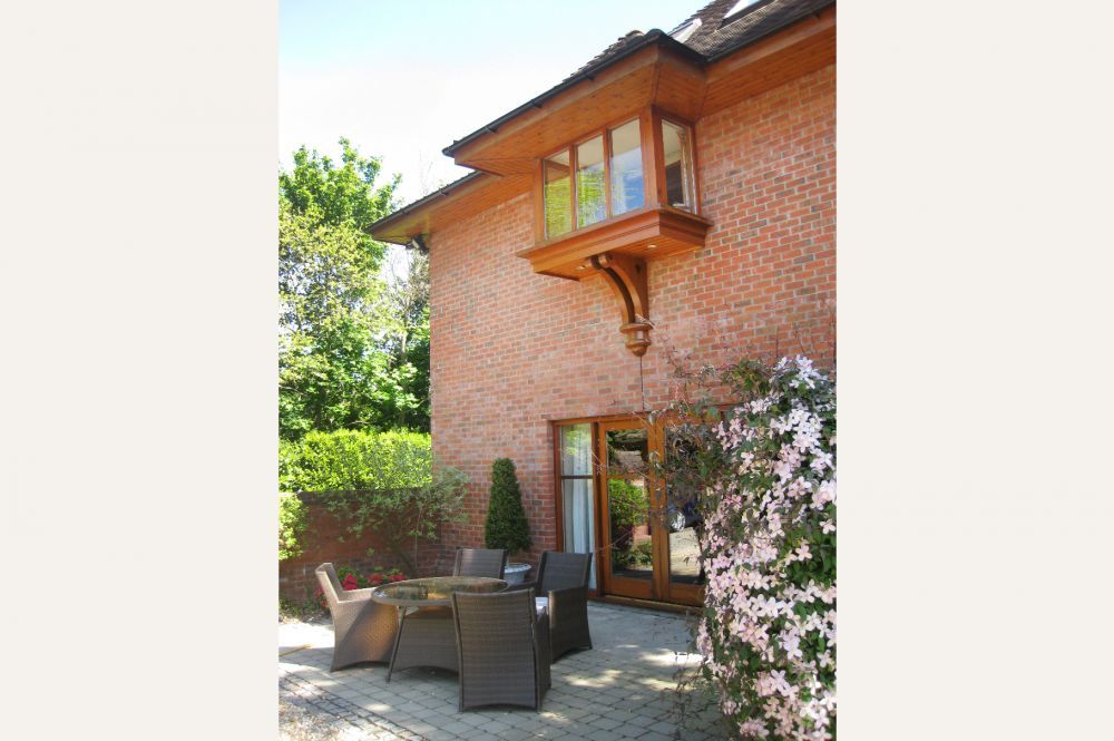 Edwin lutyens styled home with heavy overhanging eaves, Des Ewing Residential Architects Des Ewing Residential Architects บ้านและที่อยู่อาศัย