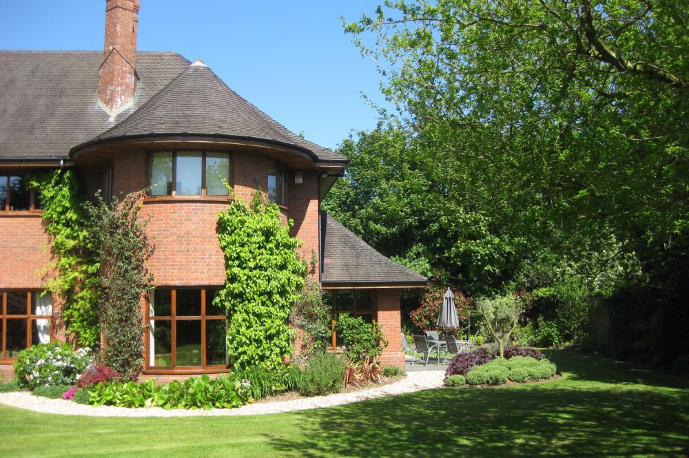 Edwin lutyens styled home with heavy overhanging eaves, Des Ewing Residential Architects Des Ewing Residential Architects منازل