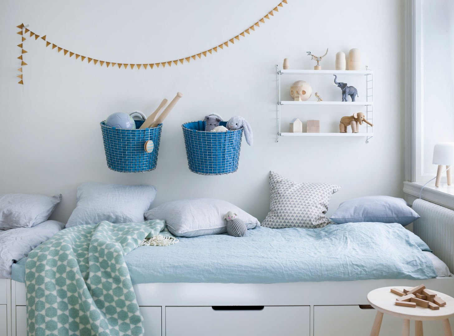 homify Chambre d'enfant scandinave Fer / Acier Rangements