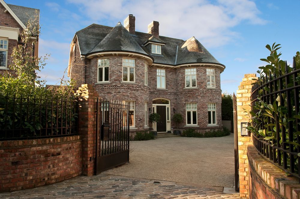 Pair complimentary salvaged brick finished dwellings, Des Ewing Residential Architects Des Ewing Residential Architects Classic style houses