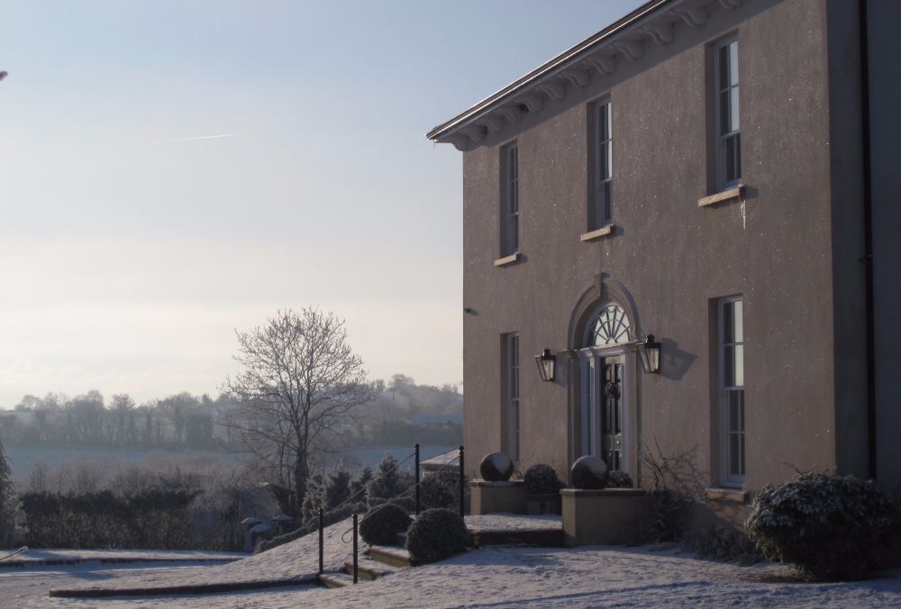 A frosty morning at this Neo-Geogian country house set in an idyllic Irish landscape, Des Ewing Residential Architects Des Ewing Residential Architects บ้านและที่อยู่อาศัย