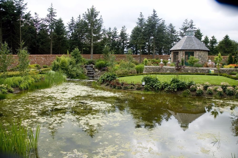 New Walled Garden and Stone Folly with Glazed Lantern complete Country Home, Des Ewing Residential Architects Des Ewing Residential Architects Casas rústicas