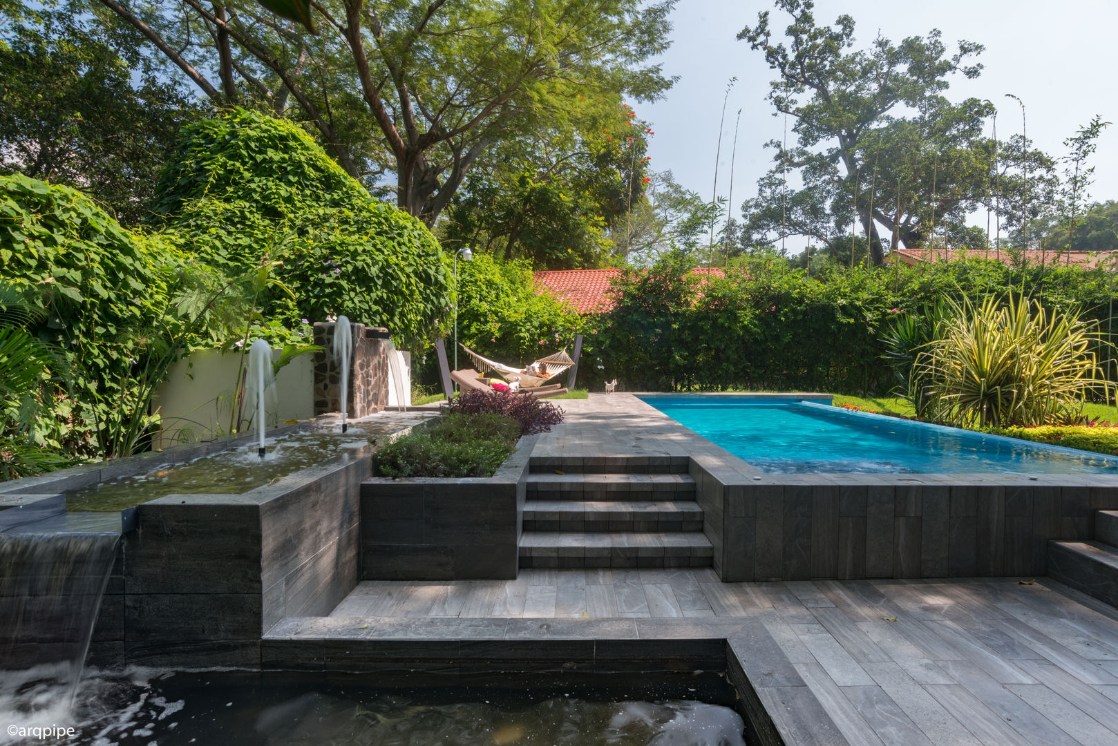 CASA PAROTA, LUIS GRACIA ARQUITECTURA + DISEÑO LUIS GRACIA ARQUITECTURA + DISEÑO Hiên, sân thượng phong cách hiện đại gốm sứ