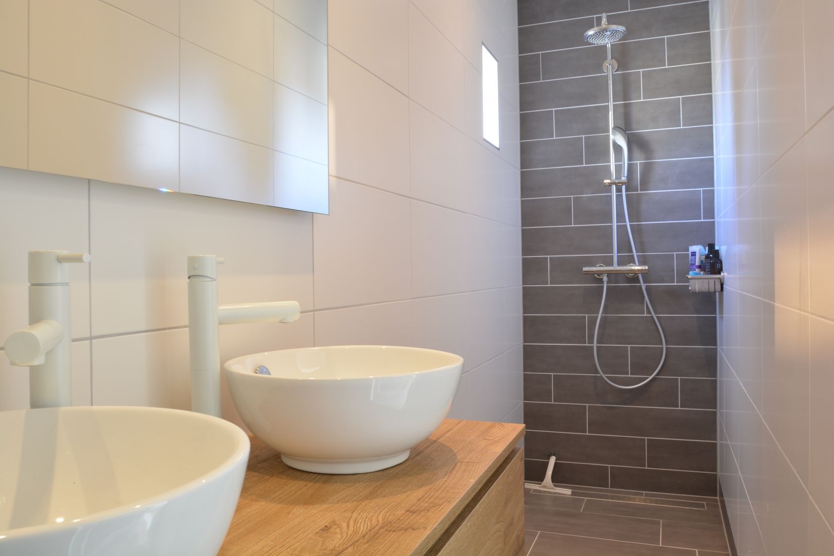 homify Baños modernos Madera Acabado en madera