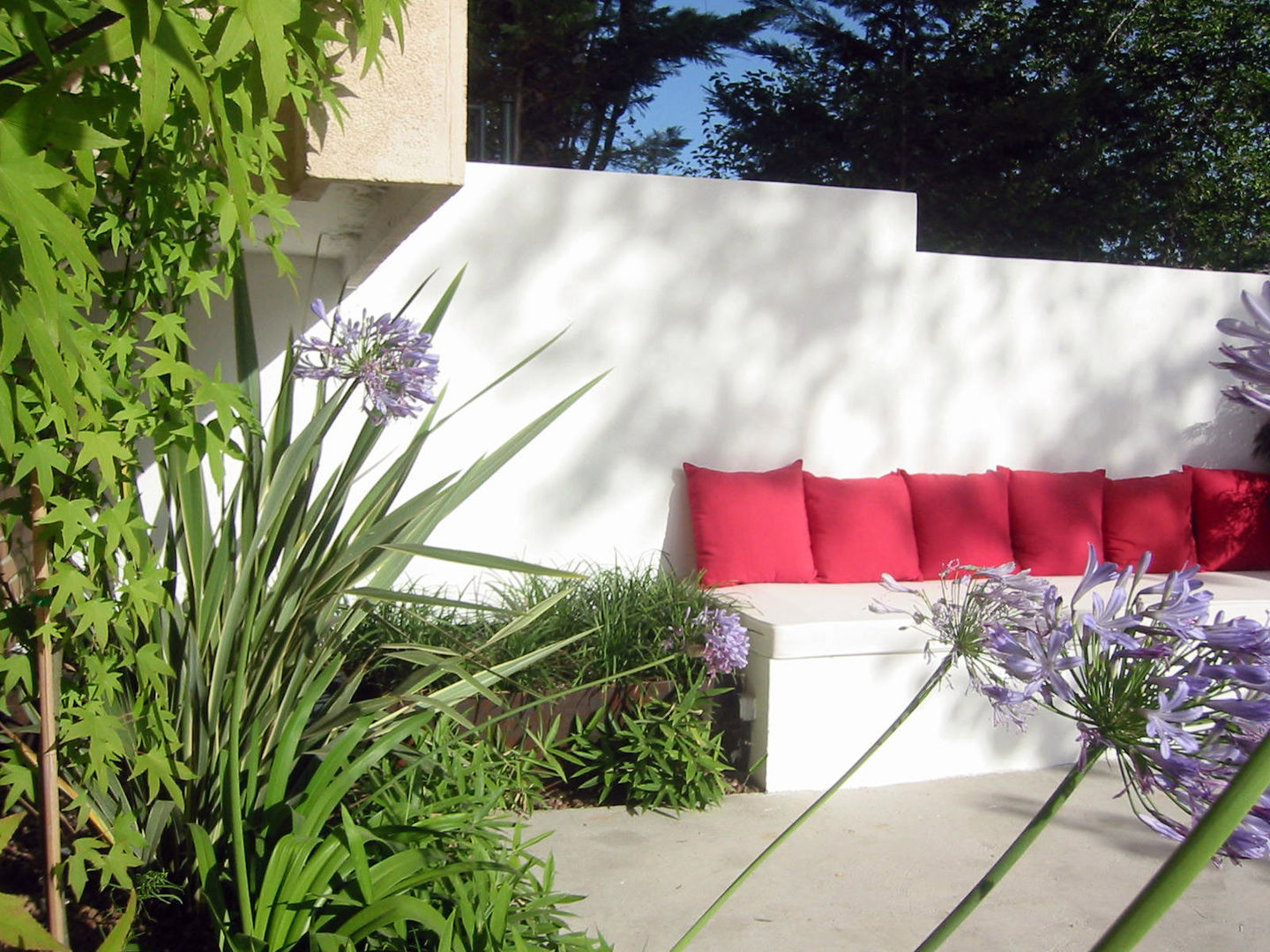 homify Modern Garden Concrete