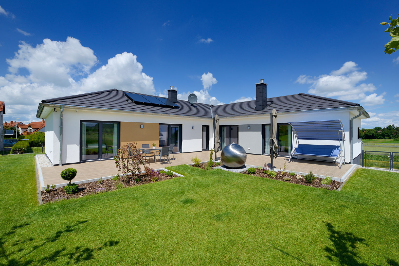 Rückansicht des Bungalows homify Moderne Häuser Wolke,Gebäude,Anlage,Himmel,Eigentum,Fenster,Haus,Baum,Tür,Grundstück