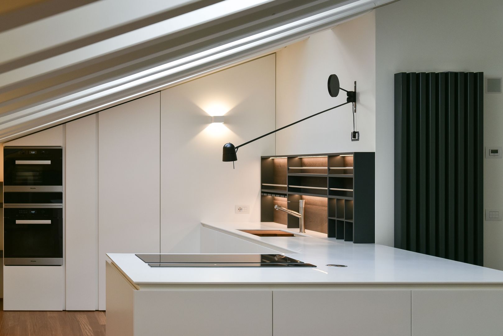 Ristrutturazione e ampliamento sottotetto in collina, Claude Petarlin Claude Petarlin Kitchen